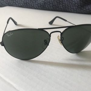 Ray-Ban Aviator Sunglasses in Black Frame